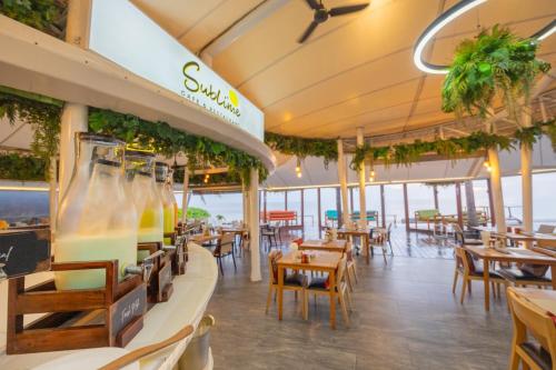 Un restaurante o sitio para comer en The Yana Villas Hua Hin