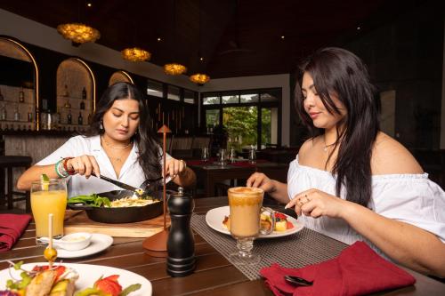 two women sitting at a table eating food at Seiri del Mar in Hopkins