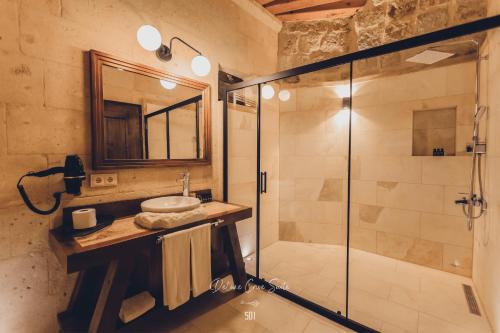 Nino Cave Suitesにあるバスルーム
