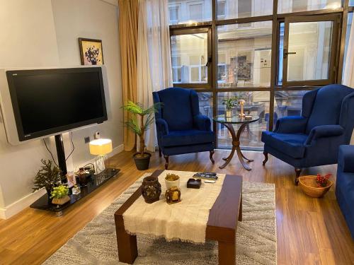 TV a/nebo společenská místnost v ubytování Stay Comfort Home, 110 m2 Home at City Center, Metro in 10 seconds, 1 living room and 1 bedroom