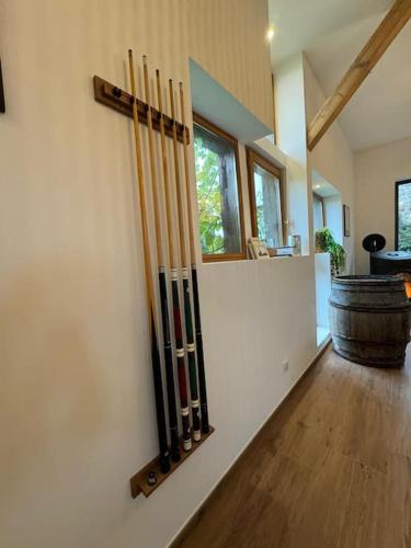 a bunch of baseball bats on the wall of a room at Le Refuge du 55 in Epfig