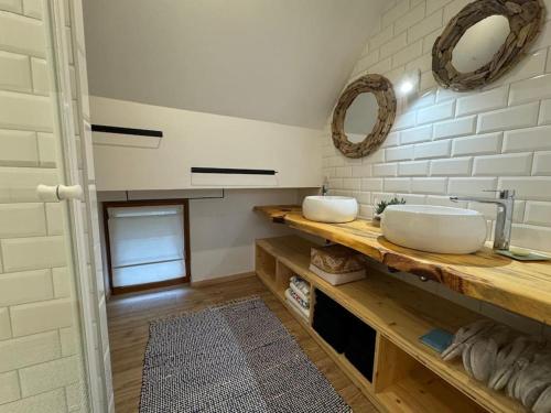 a bathroom with two sinks on a wooden counter at Le Refuge du 55 in Epfig