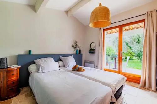 Postel nebo postele na pokoji v ubytování Grande Villa Provençale avec Piscine Privée à Gémenos
