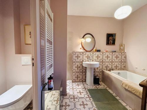 Koupelna v ubytování Grande Villa Provençale avec Piscine Privée à Gémenos