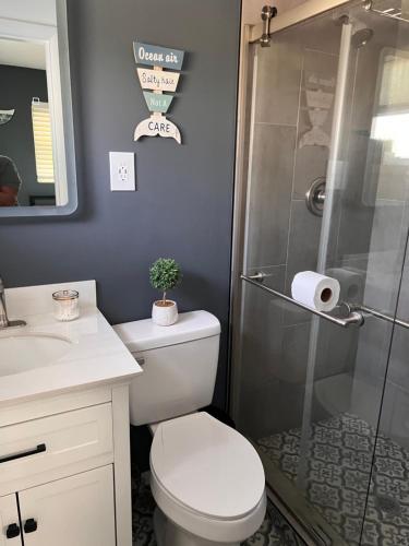 Gallery image of Location-Location-Location in Jensen Beach Cottage in Jensen Beach