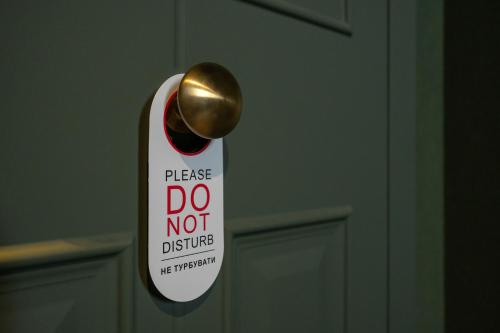 a door knob with a do not disturb sign on it at Ridge Apartments in Chernivtsi