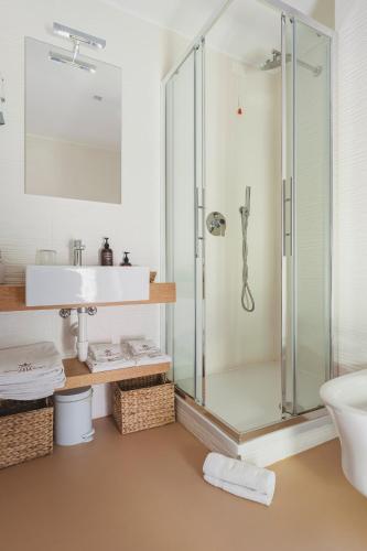 a bathroom with a glass shower and a sink at Tenuta Ronco Regio in San Fermo della Battaglia