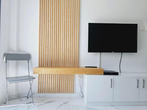 TV a/nebo společenská místnost v ubytování Sea Side Appartment in Kato Paphos