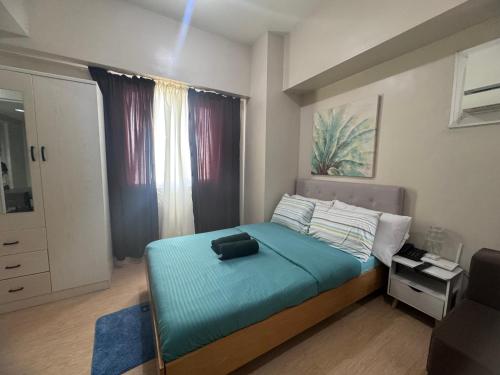 Кровать или кровати в номере Luxanos Condo Place- Sunvida Tower