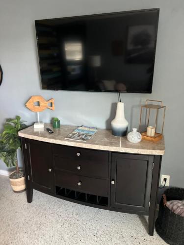 Gallery image of Location-Location-Location in Jensen Beach Cottage in Jensen Beach
