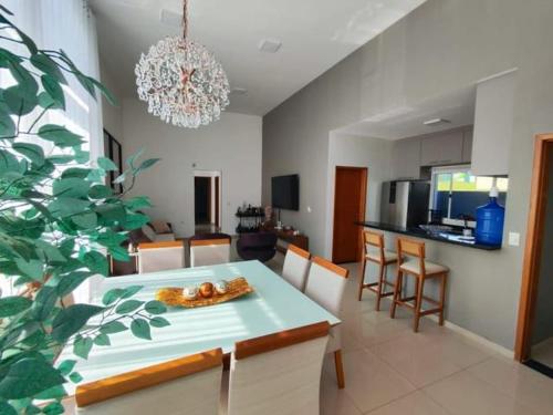 eine Küche und ein Esszimmer mit einem Esstisch und einem Esszimmer in der Unterkunft Casa de Campo Ninho Verde Eco Residence in Quadra