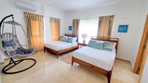 a room with two beds and a swing at Moderno Apartamento Frente Al Mar in La Iglesia