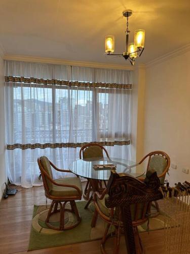 Predel za sedenje v nastanitvi Spacious City Centre Apartment