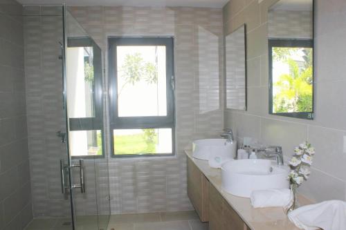 a bathroom with two sinks and a shower at Moderno Apartamento Frente Al Mar in La Iglesia
