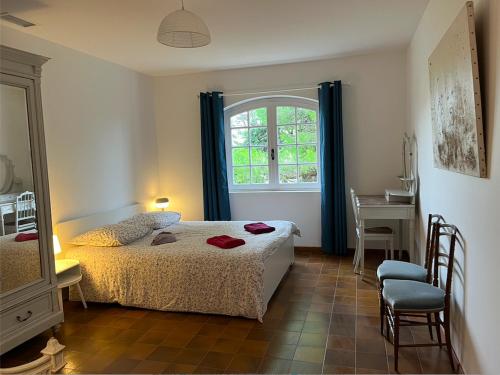 une chambre avec un lit, une fenêtre et une table dans l'établissement Maison 10 couchages, 5km des plages, 12km de Montpellier, à Pérols