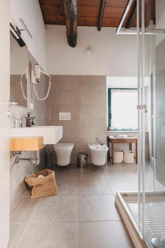 a bathroom with a sink and a toilet and a shower at Tenuta Ronco Regio in San Fermo della Battaglia