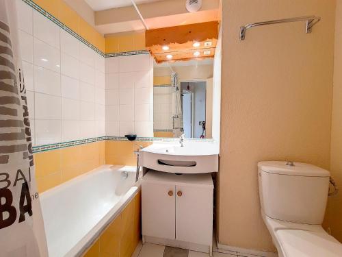 une salle de bain avec un lavabo, une baignoire et des toilettes dans l'établissement Appartement cosy 2 pièces - Proche pistes et commerces - Balcon Sud/Est - Parking gratuit - FR-1-344-973, aux Menuires