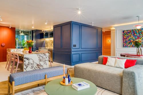 a living room with a couch and a table at Amsterdam by Mr. W in Mexico City