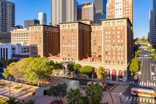 ロサンゼルスにあるThe Biltmore Los Angelesの高層建築の街並み