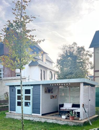 a blue shed with a bench in front of a house at Sonnige Helene in Thalheim