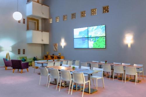 InHouse Hotel Leónにあるテレビまたはエンターテインメントセンター