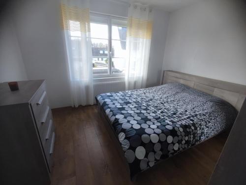 une petite chambre avec un lit et une fenêtre dans l'établissement Chambre double- SDB et WC Privé, à Morlaix