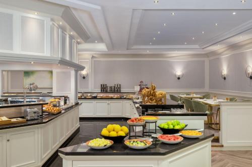 Una gran cocina con cuencos de fruta en una encimera. en JW Marriott Hotel Berlin, en Berlín