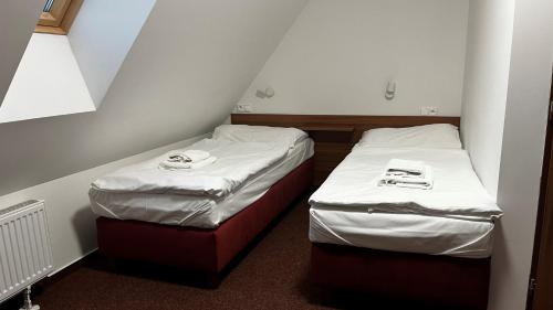 Ένα ή περισσότερα κρεβάτια σε δωμάτιο στο Penzión SESSLER ***