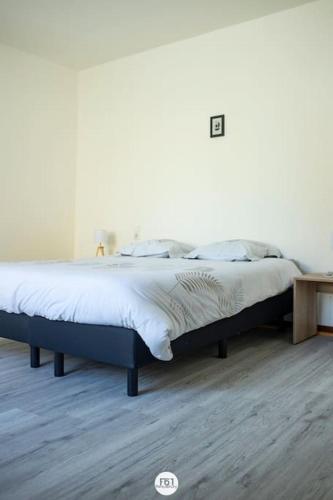 Кровать или кровати в номере appartement 1ch mons centre