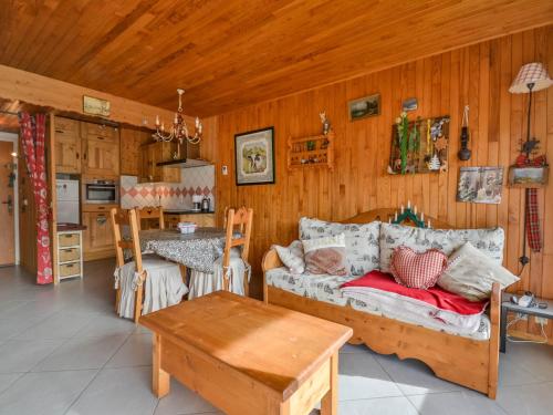 un salon avec un canapé et une table dans l'établissement Appartement cosy à Morzine - 2 pièces, piscine, balcon, parking - 4 pers - FR-1-684-50, à Morzine