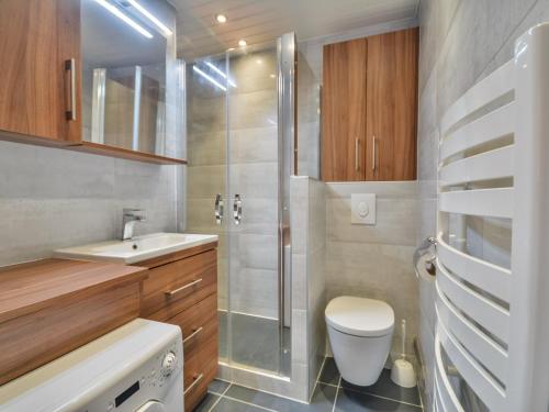 une salle de bain avec une douche, des toilettes et un lavabo dans l'établissement Appartement cosy à Morzine - 2 pièces, piscine, balcon, parking - 4 pers - FR-1-684-50, à Morzine