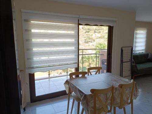 Balkoni atau teres di The Palm Apart Sarigerme