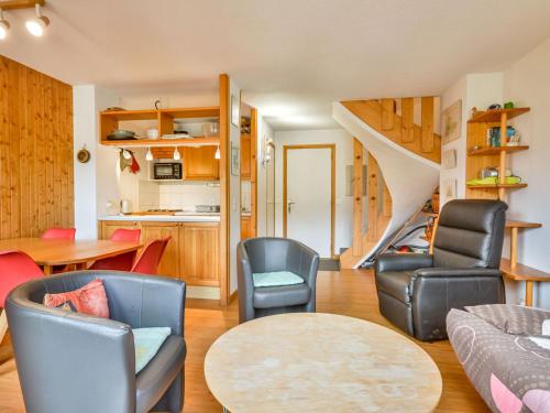 - un salon avec des chaises, une table et un escalier dans l'établissement Duplex 6 pers. à Morzine avec WIFI, parking, proche centre et remontées - FR-1-684-39, à Morzine