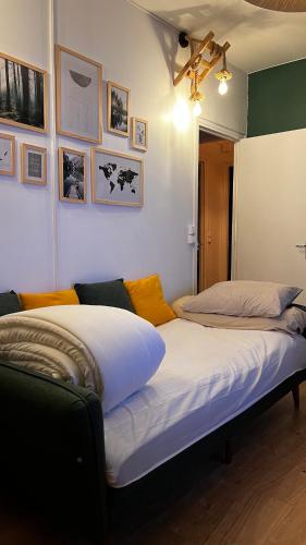 deux lits côte à côte dans une pièce dans l'établissement Un charmant appartement à côté de la cité florale, à Paris