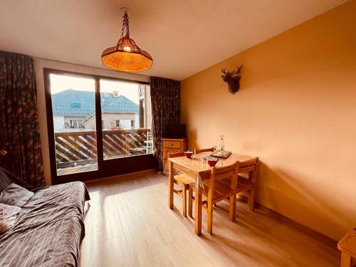 - une chambre avec un bureau, une table et une fenêtre dans l'établissement Appartement 2 pièces avec terrasse à 200m des pistes, Autrans, 4 pers. - FR-1-737-19, à Autrans