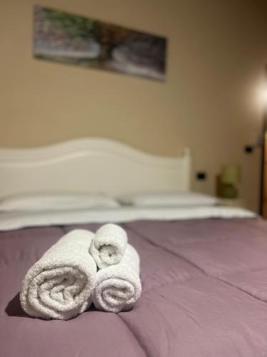 a pile of towels sitting on top of a bed at Tenuta Gran Bosco in Loro Piceno