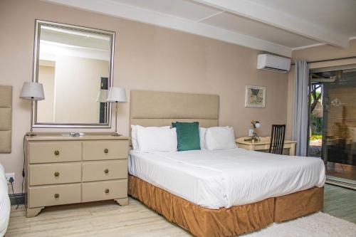 Ένα ή περισσότερα κρεβάτια σε δωμάτιο στο Hutten Heights Lodge by Ilawu
