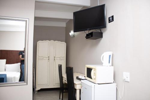 Μια τηλεόραση ή/και κέντρο ψυχαγωγίας στο Hutten Heights Lodge by Ilawu