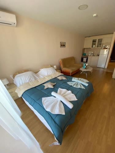 Ένα ή περισσότερα κρεβάτια σε δωμάτιο στο SEA VIEW Apartment on the Sunny Beach