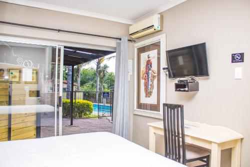 Μια τηλεόραση ή/και κέντρο ψυχαγωγίας στο Hutten Heights Lodge by Ilawu