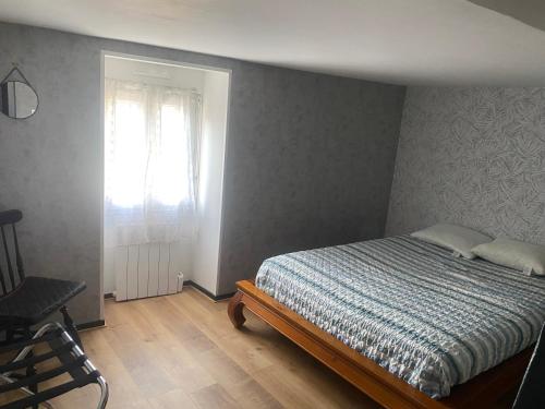 une chambre avec un lit et une fenêtre dans l'établissement Centre saint malo, à Saint-Malo