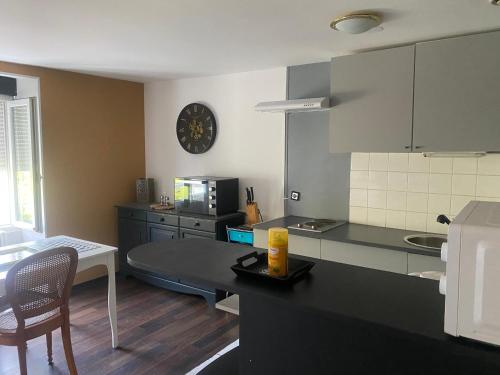 une cuisine avec une table et un comptoir dans l'établissement Centre saint malo, à Saint-Malo