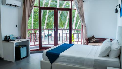 Postel nebo postele na pokoji v ubytování Silver Oasis Maldives