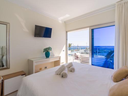 Postel nebo postele na pokoji v ubytování Mogan Beachfront | CarmitAtHome