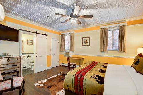 a bedroom with a bed and a ceiling fan at Hotel St. Michael, BW Premier Collection in Prescott