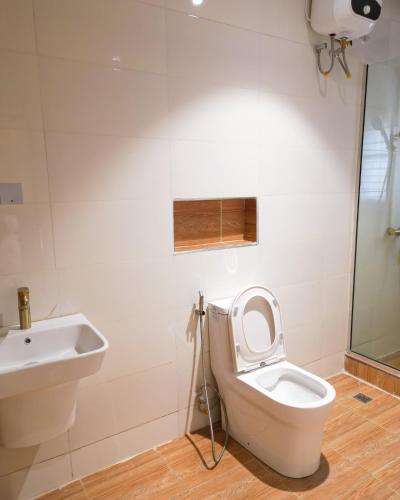 a bathroom with a toilet and a sink at J&O Luxury Apartment in Jahi