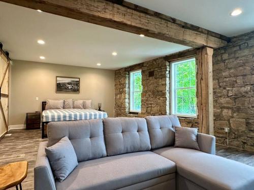 una sala de estar con un sofá y una cama en Mansion on the Mississippi River-7 Bedrooms&Baths, en Bellevue