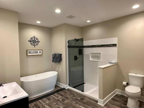 Un baño con ducha, inodoro y lavabo. en Mansion on the Mississippi River-7 Bedrooms&Baths, en Bellevue