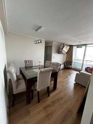 a living room with a dining room table and chairs at Departamento amoblado in Los Ángeles