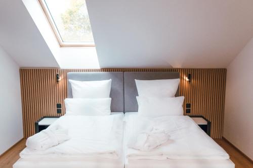 Postel nebo postele na pokoji v ubytování Magnetit Hotel Šumava